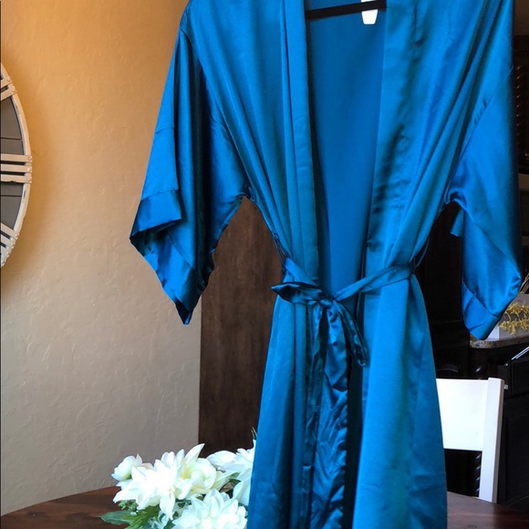 VS Robe - Picture 3 of 3